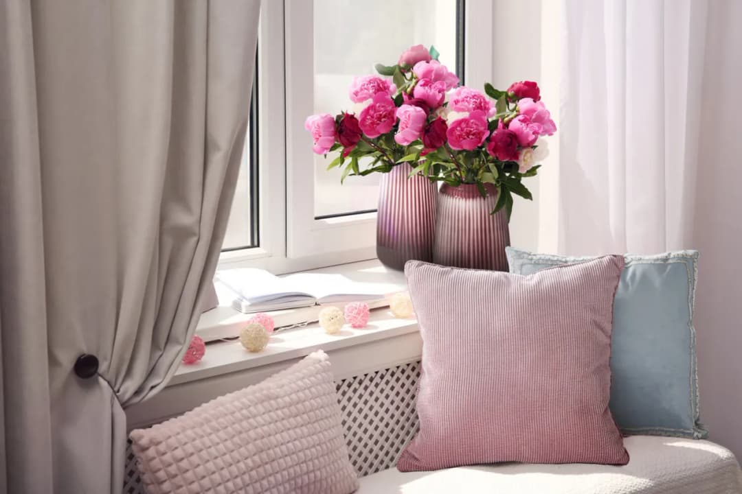 Jak ozdobić parapet w sypialni - 5 stylowych inspiracji, które zachwycą