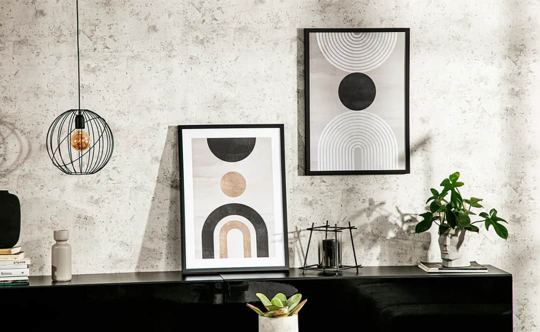 Co powiesić nad komodą w salonie, aby odmienić przestrzeń?