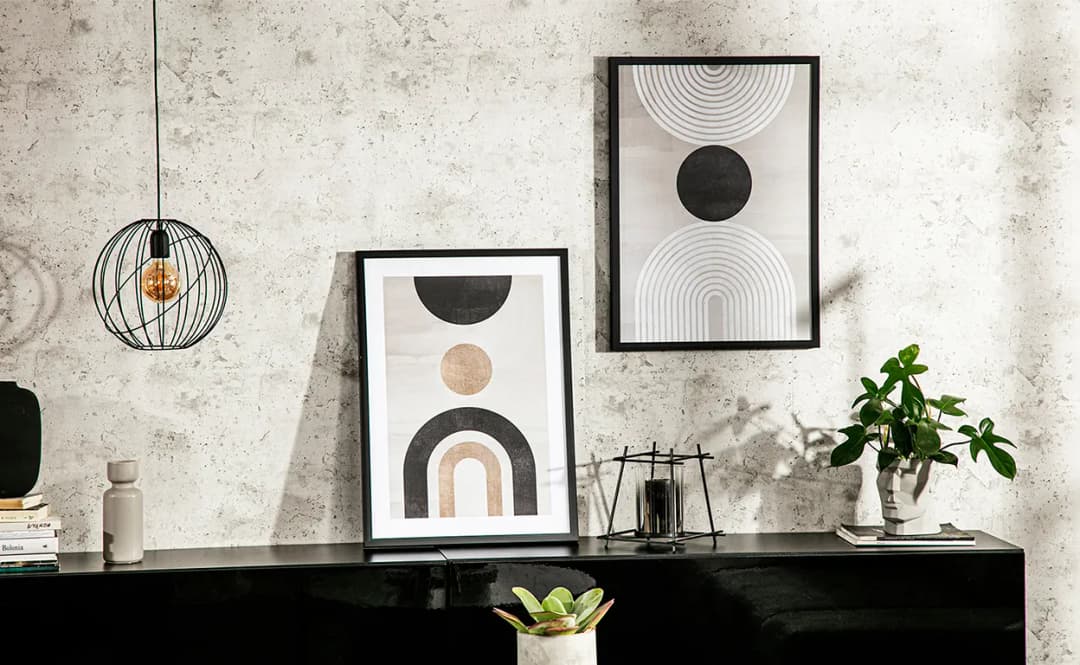 Co powiesić nad komodą w salonie, aby odmienić przestrzeń?