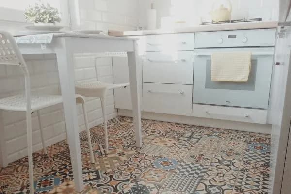 Podłoga w kuchni co wybrać – uniknij najczęstszych błędów przy wyborze