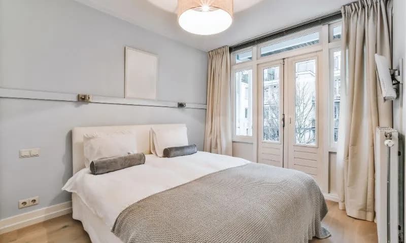 Jak powinno stać łóżko w sypialni, aby uniknąć błędów w aranżacji