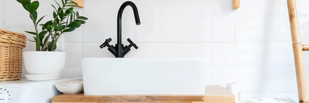 Jak urządzić bardzo małą łazienkę, by wydawała się większa i funkcjonalna