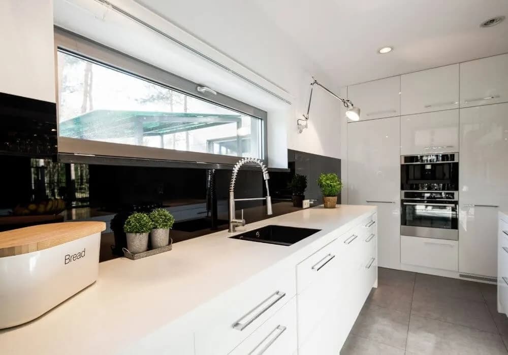 Jak skutecznie czyścić lakierowane fronty w kuchni bez uszkodzeń