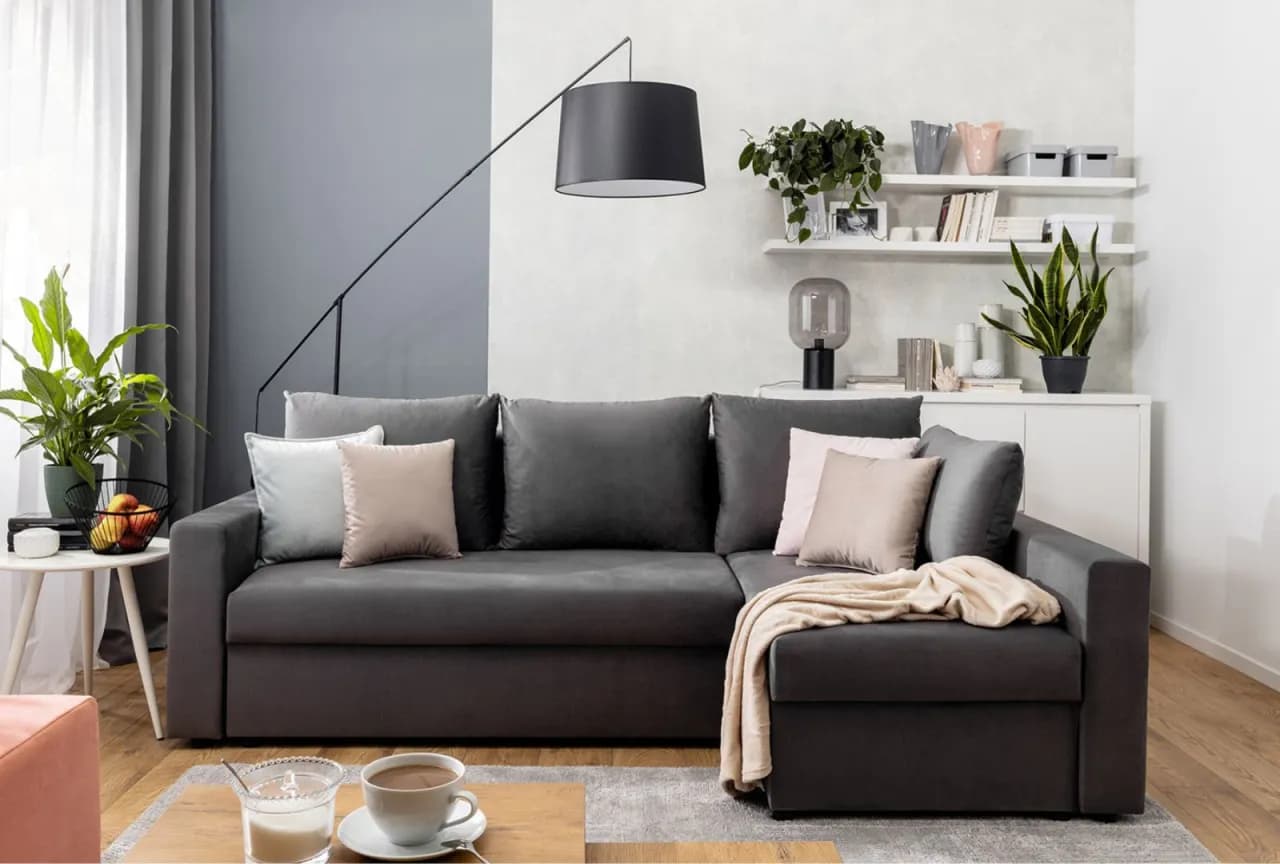 Jak urządzić pokój dzienny z sypialnią, aby zaoszczędzić miejsce?