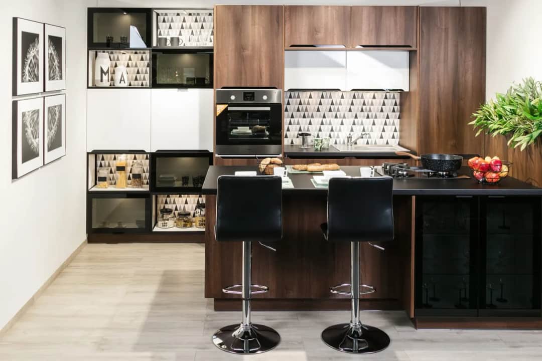 Co postawić na blacie w kuchni, aby zyskać więcej przestrzeni i stylu