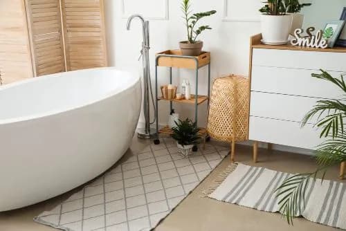 Alternatywy dla dywanika do łazienki, które zaoszczędzą miejsce i czas