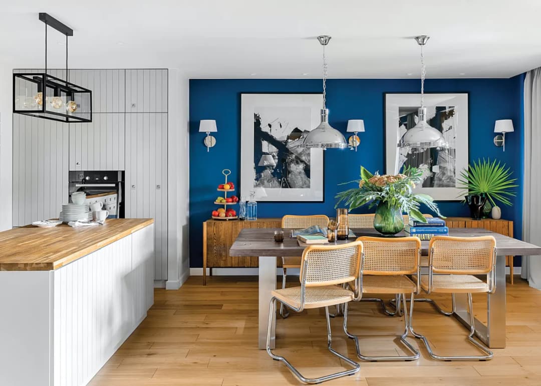 Jak pomalować salon na dwa kolory, by uniknąć chaotycznego efektu