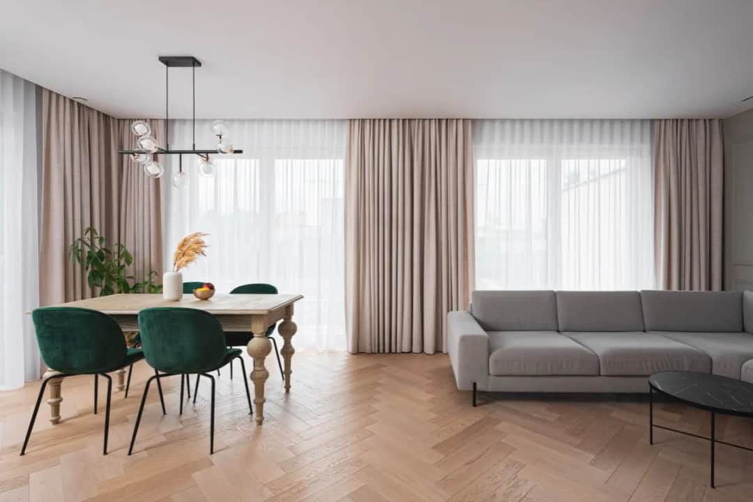 Jakie zasłony do salonu wybrać, aby uniknąć błędów w aranżacji?