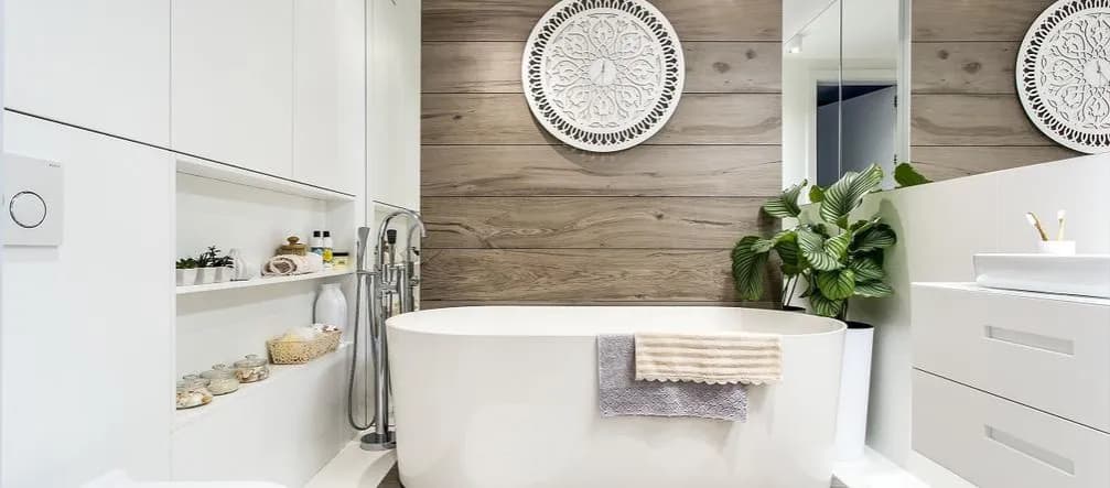 Jakie drewno na podłogę do łazienki? Odkryj najlepsze opcje odporne na wilgoć